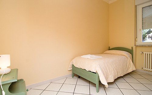 La camera con letto singolo dell'appartamento al primo piano