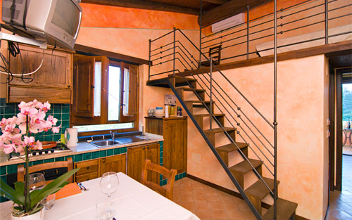 La cucina attrezzata dell'appartamento Arancio