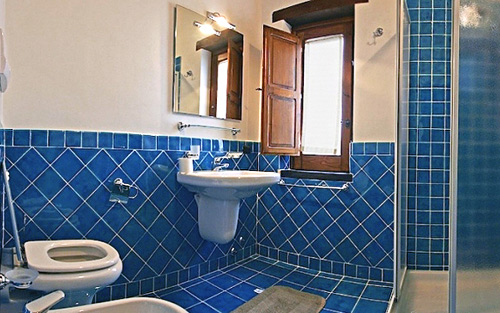 Il bagno con box doccia dell'appartamento Blu